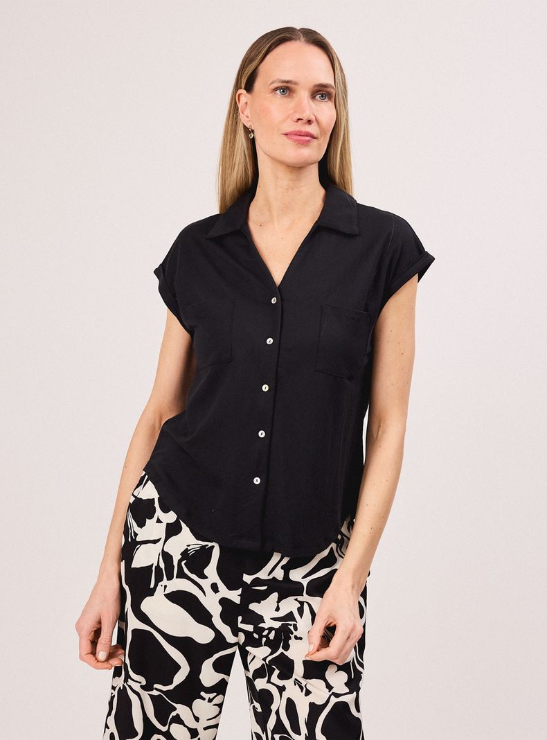 Polera Manga Corta Cuello Camisero Botones y Bolsillo