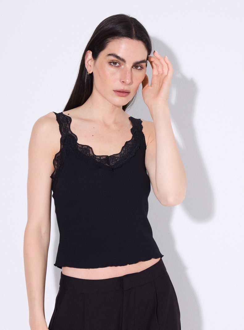 Polera Escote V Acanalado con Tirantes y Detalles de Encaje