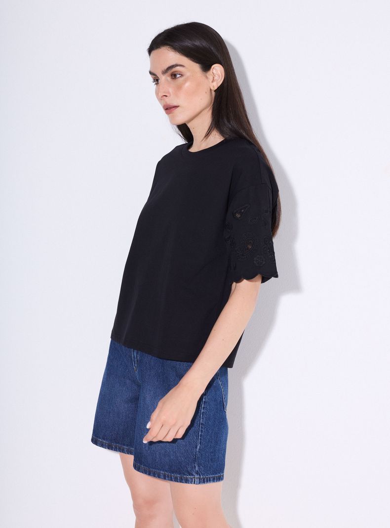 Polera Manga Bordada con Terminación Ondulada