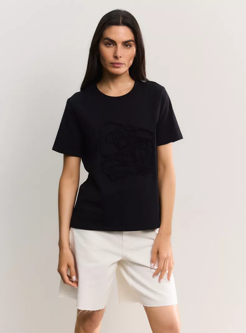 Polera Manga Corta con Bordado en Relieve
