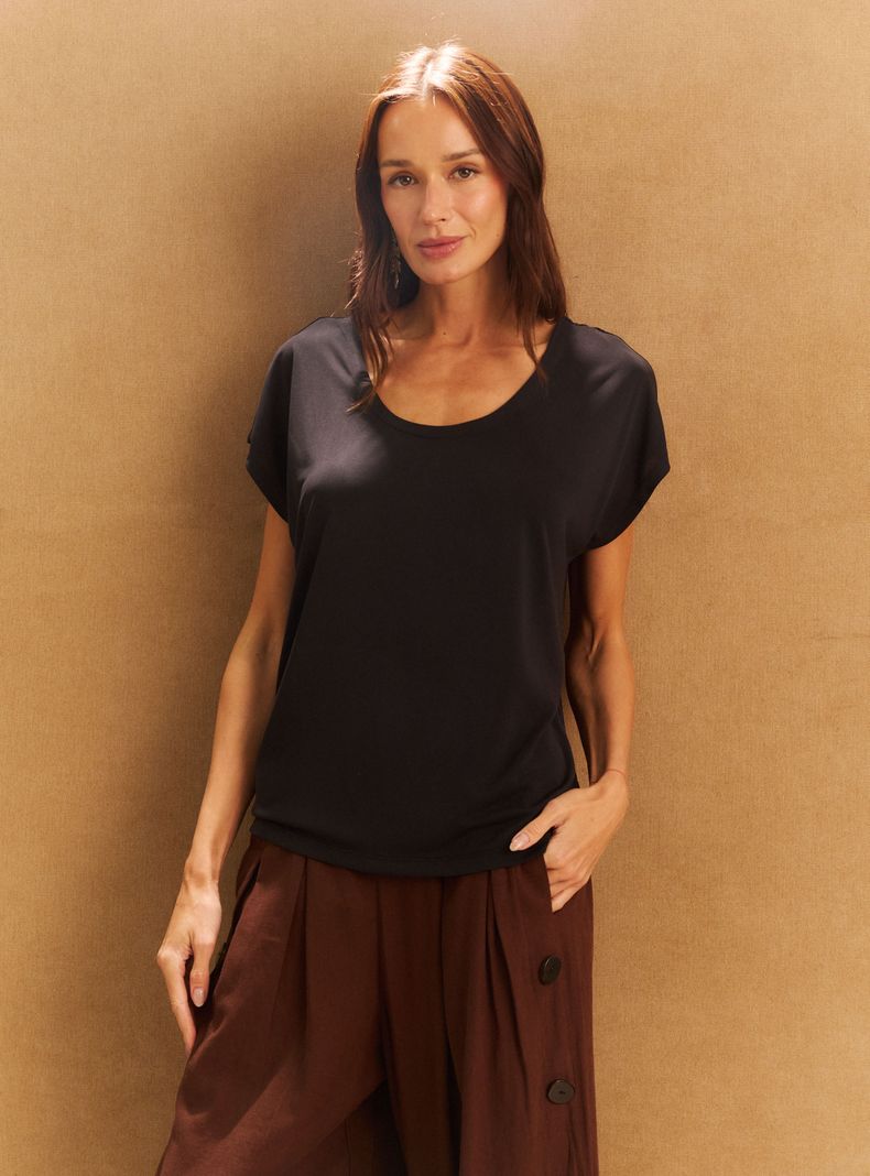 Polera Color con Detalle de Pasador en Espalda