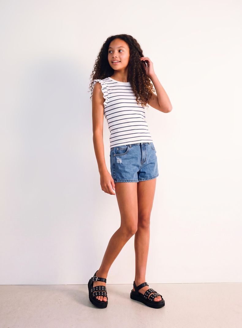 Short con Parche Estrella Desflecado en Bolsillo Trasero