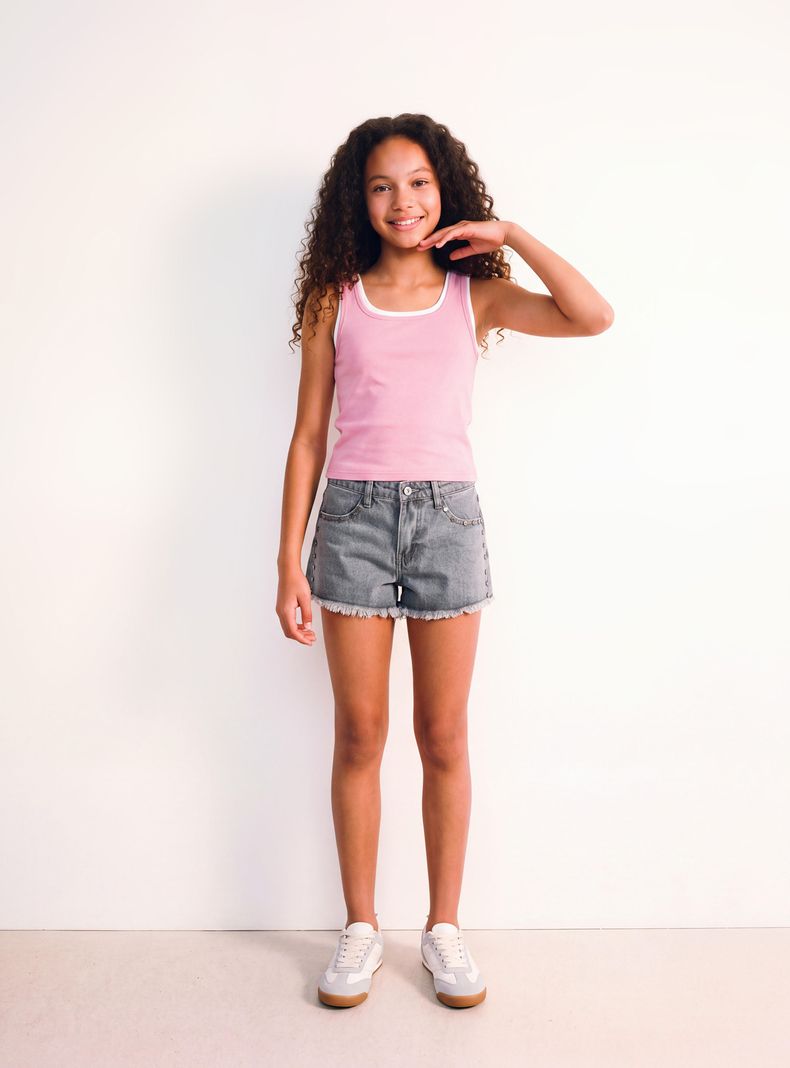Short Desflecado con Tachas en Bordes