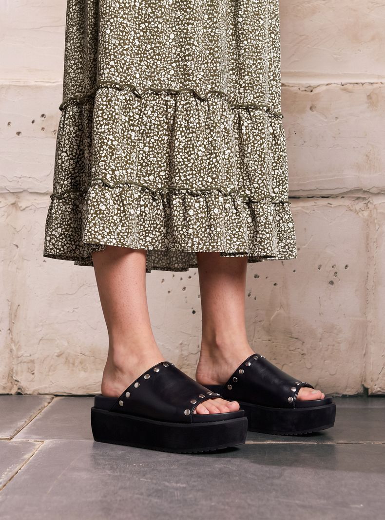 Sandalia Plataforma con Tachas Decorativas Mujer