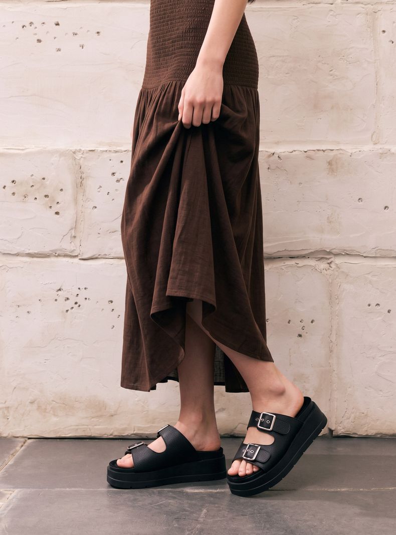 Sandalia con Hebillas y Tachas Decorativas Mujer