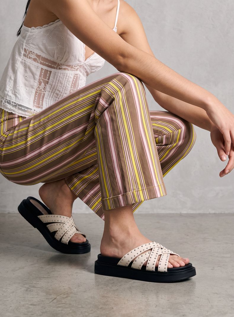 Sandalia Slip On Tachas Mujer
