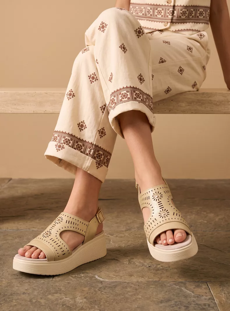 Sandalia Con Cuña Calada Mujer... a $13.990