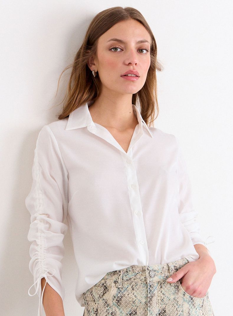 Blusa Lisa con Botón Regular Manga Larga