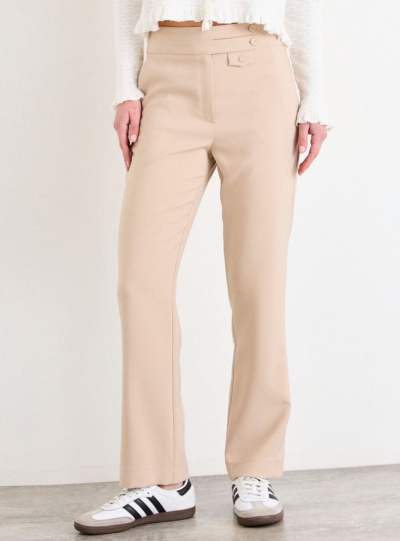 Pantalón Liso Regular Fit Detalle Botón