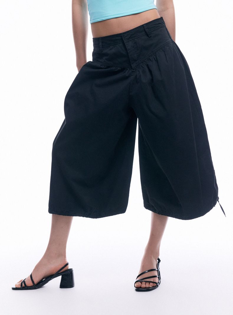 Pantalón Bermuda con Detalle en V