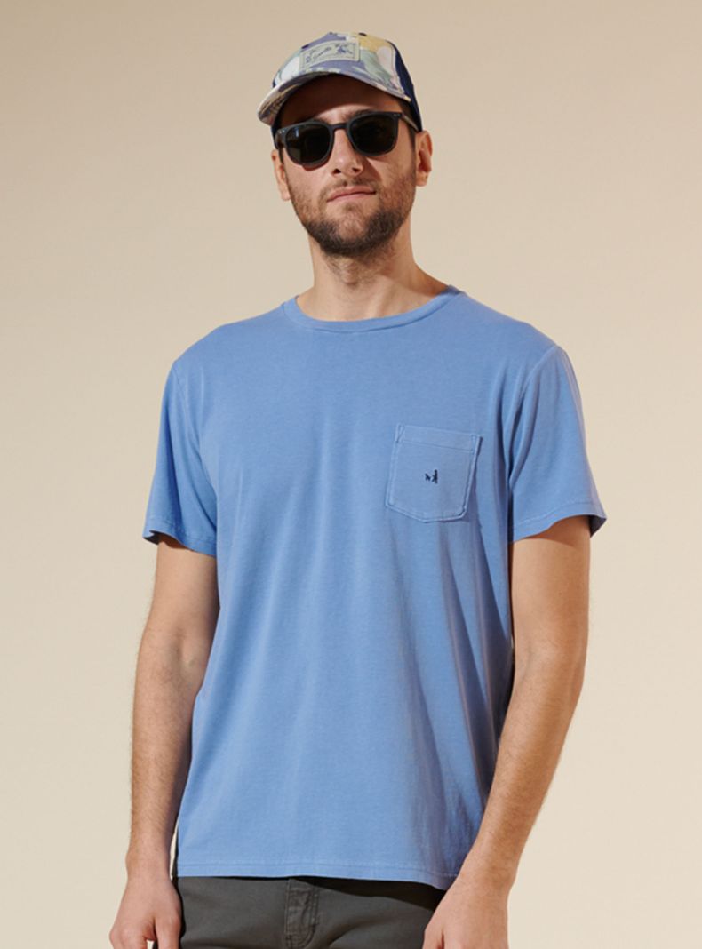 Polera Lisa Crew Neck y Bolsillo con Logo M/C