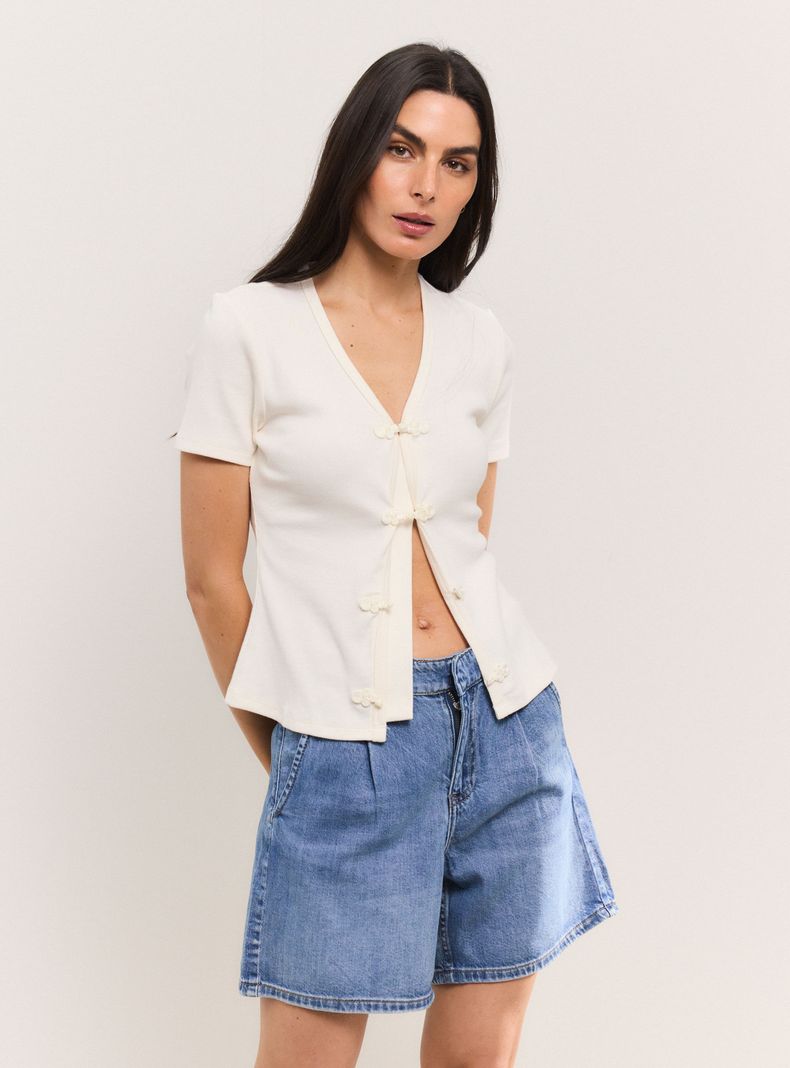 Polera Acanalada con Cuello V y Alamares