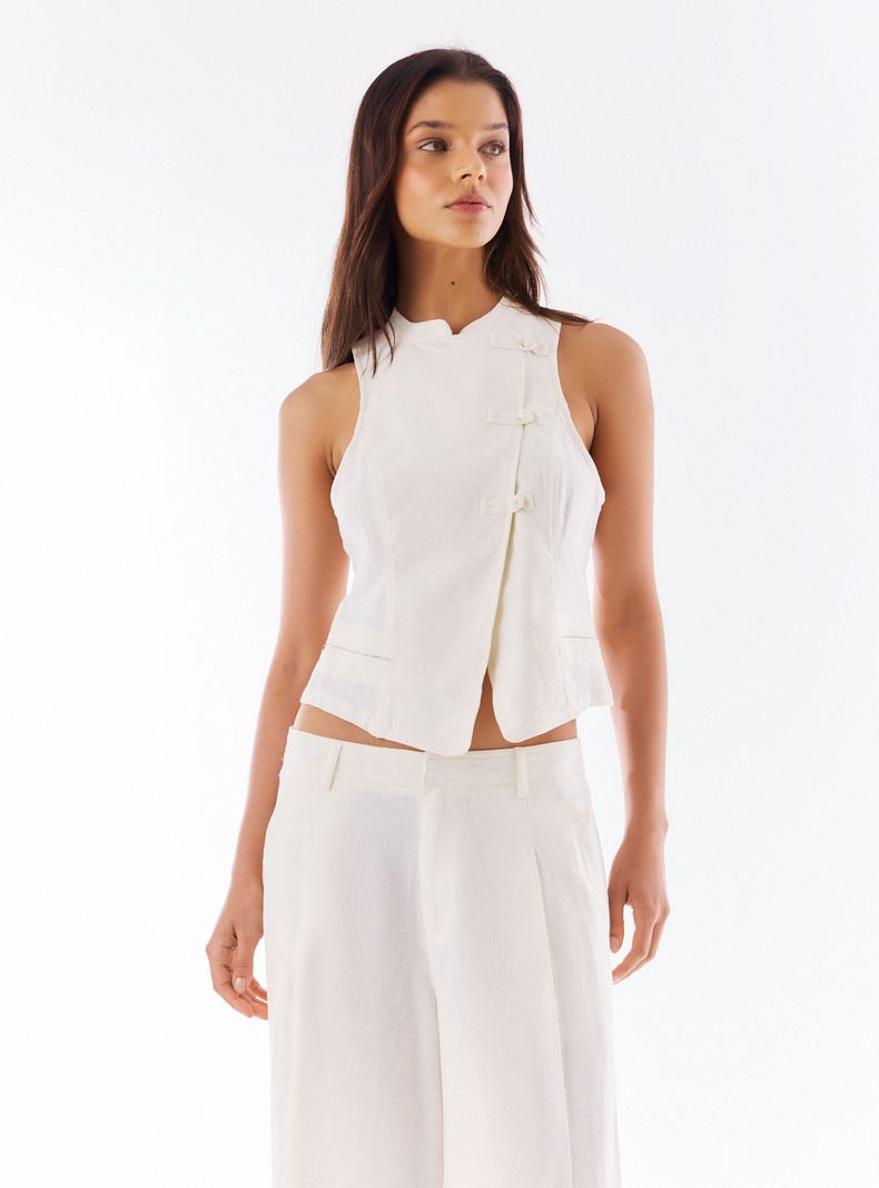 Blusa Asimétrica Cuello Mao sin Mangas y Alamares a Tono