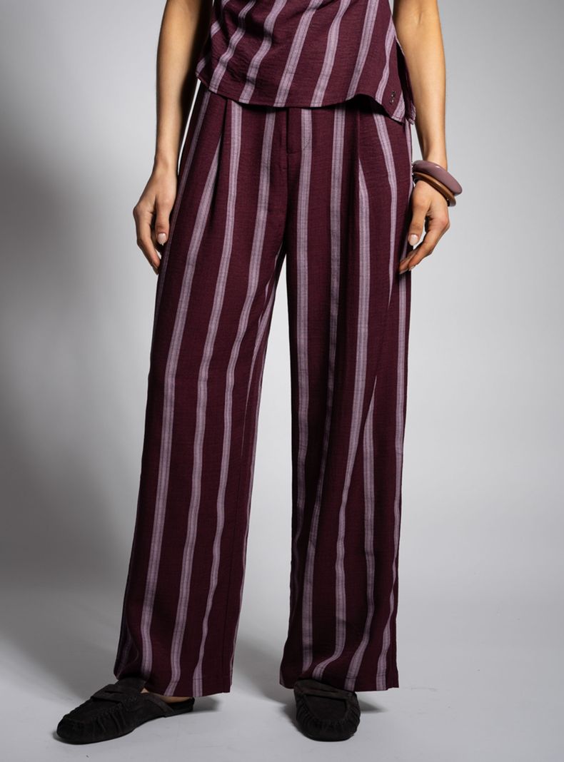 Pantalón Tiro Alto Recto Carmin Burdeo