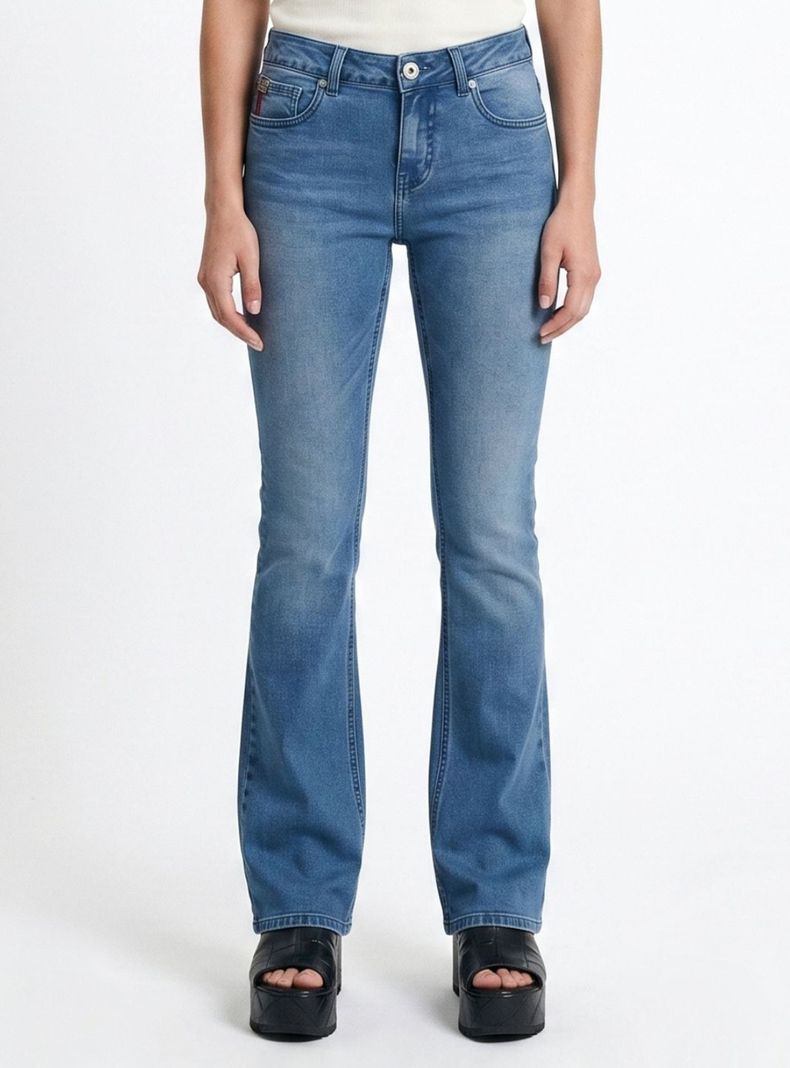 Jeans Janice Tiro Bajo Light Blue Bordado