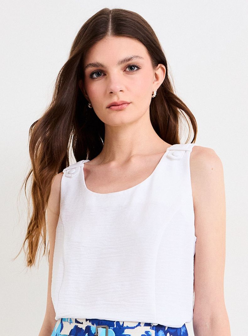 Blusa Lisa con Detalle en Hombros