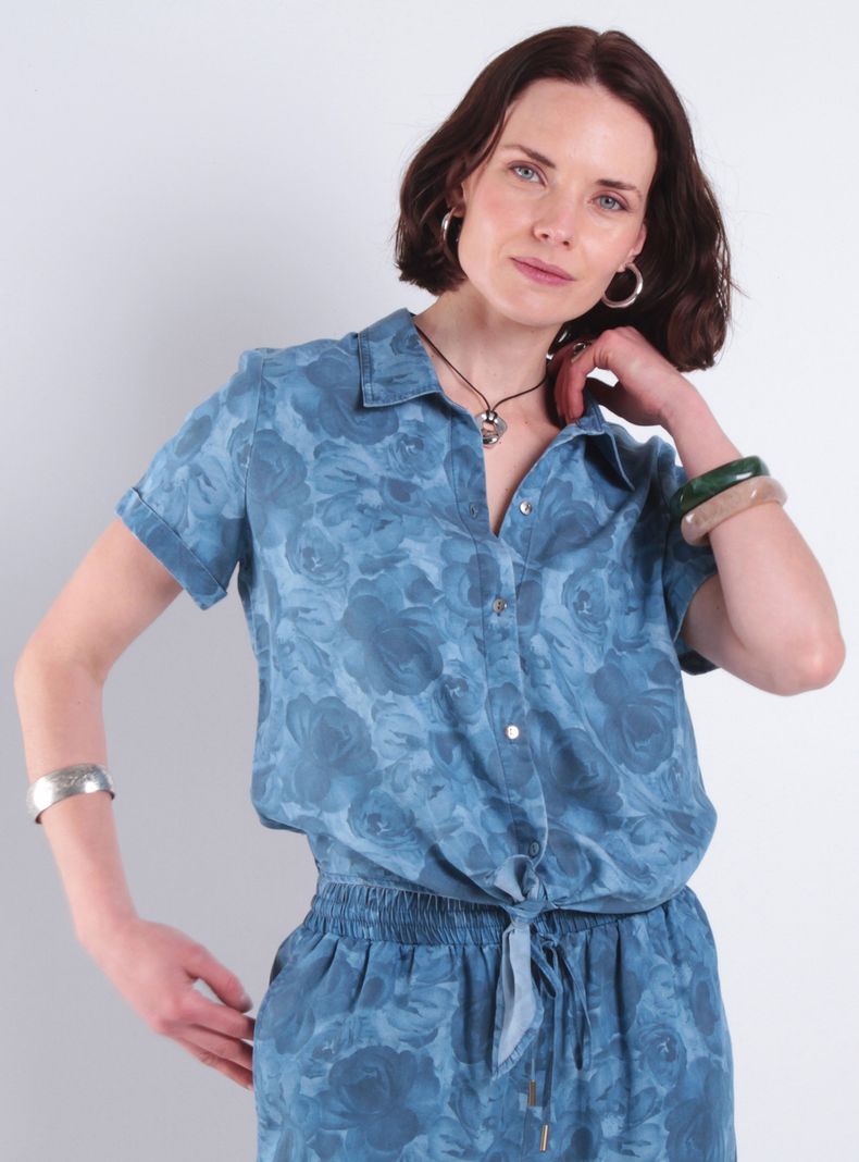 Blusa Lyocell Estampado Manga Corta con Nudo en Ruedo