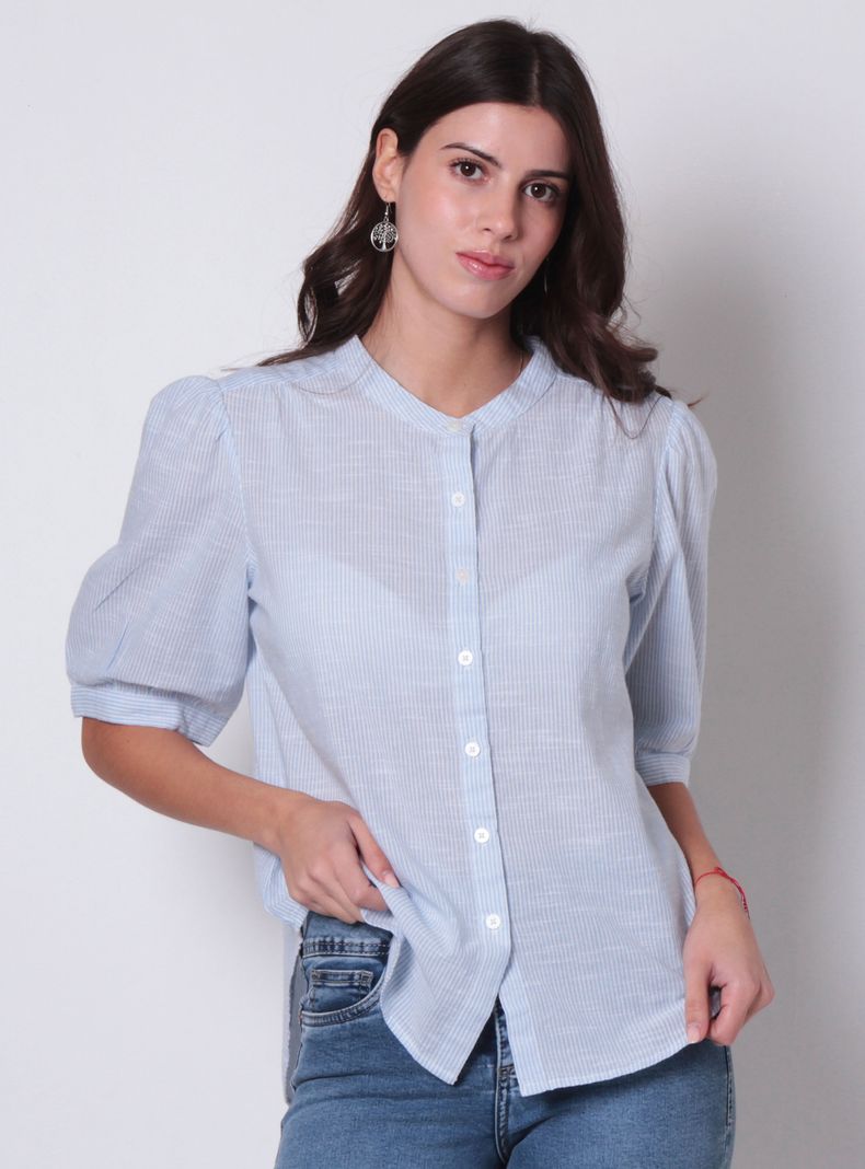 Blusa Listada Escote Redondo Abotonada en Delantero