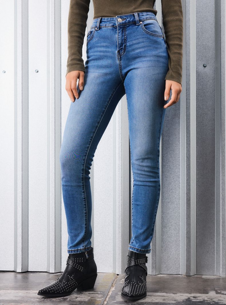 Jeans Básico 5 Bolsillos Lavado Medio-0