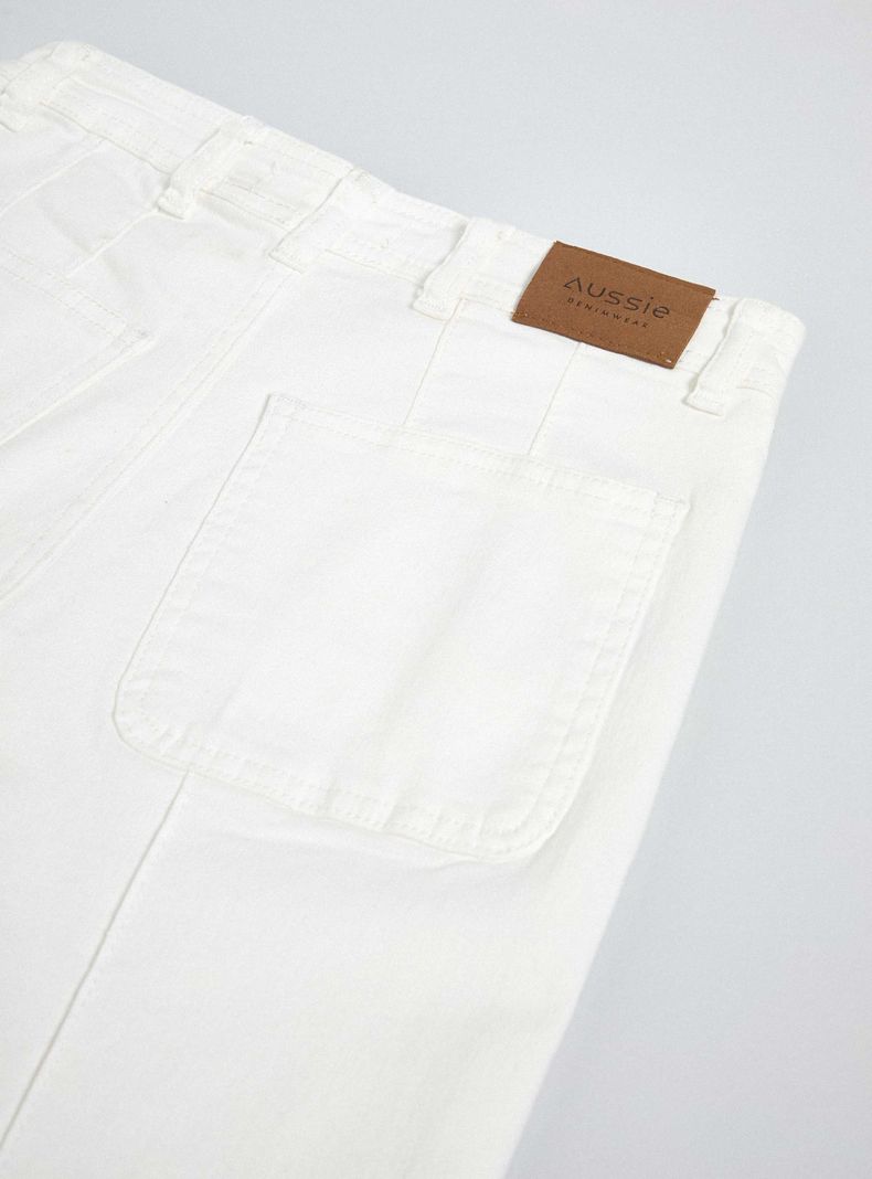 Jeans con Bolsillos Frontal y Cortes-1
