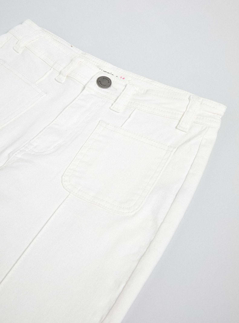 Jeans con Bolsillos Frontal y Cortes-2