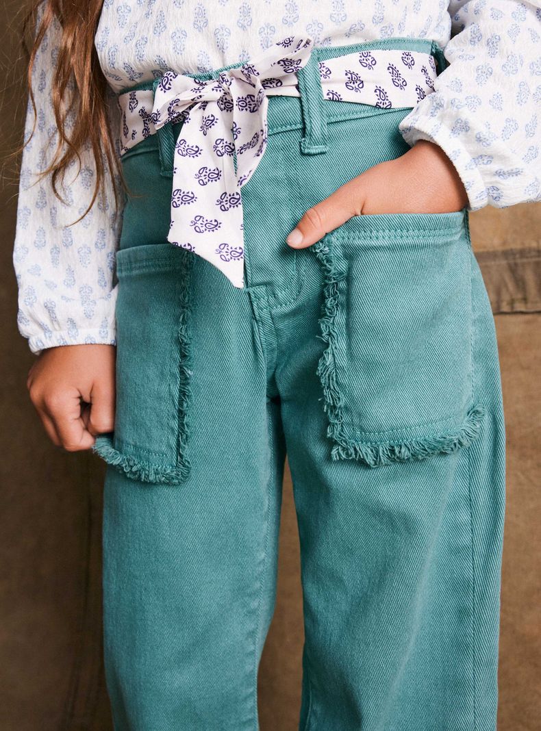 Jeans Desflecado con Cinturón Estampado-1