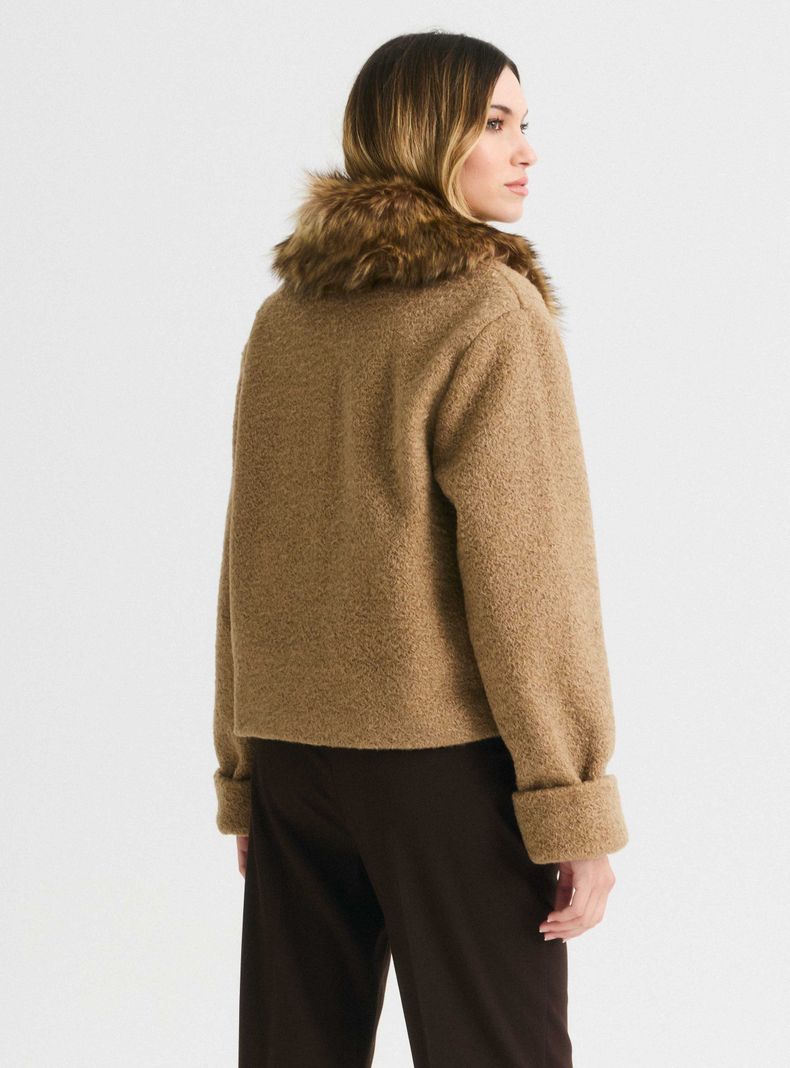 Chaqueta Texturada con Cuello de Piel-1
