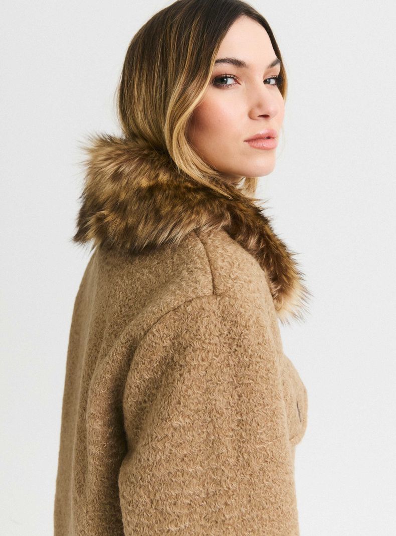 Chaqueta Texturada con Cuello de Piel-3