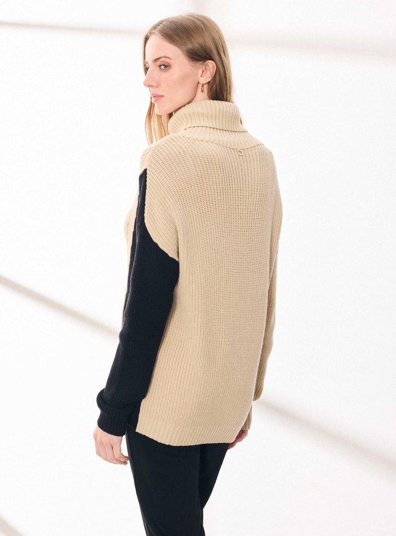 Sweater Bicolor con Botones en Corte Diagonal-1