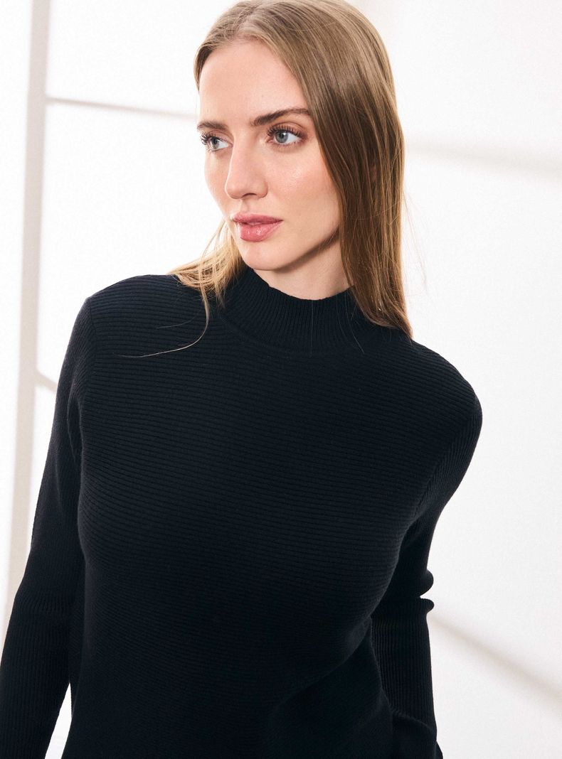 Sweater Cuello Alto y Textura Líneas-2