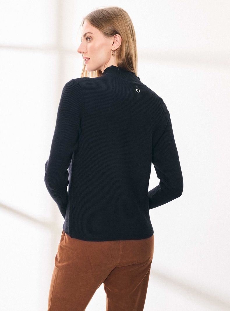 Sweater Cuello Alto y Textura Líneas-1