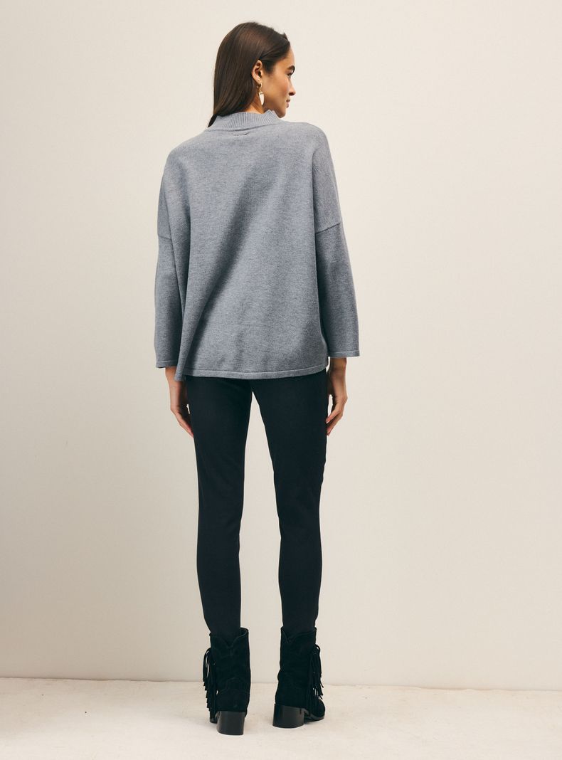 Sweater con Tachas Decorativas-5