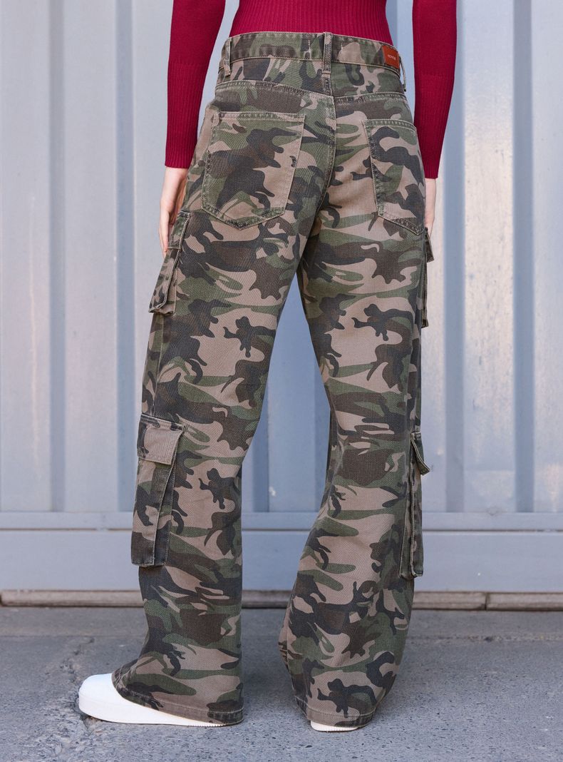 Jeans Multi Bolsillos Print Camuflado-1
