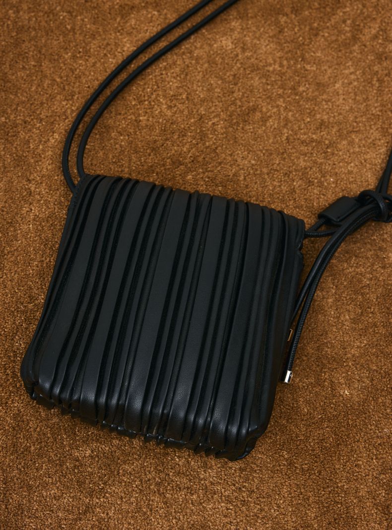 Cartera Crossbody Efecto Cuero Plisado con Nudos-1