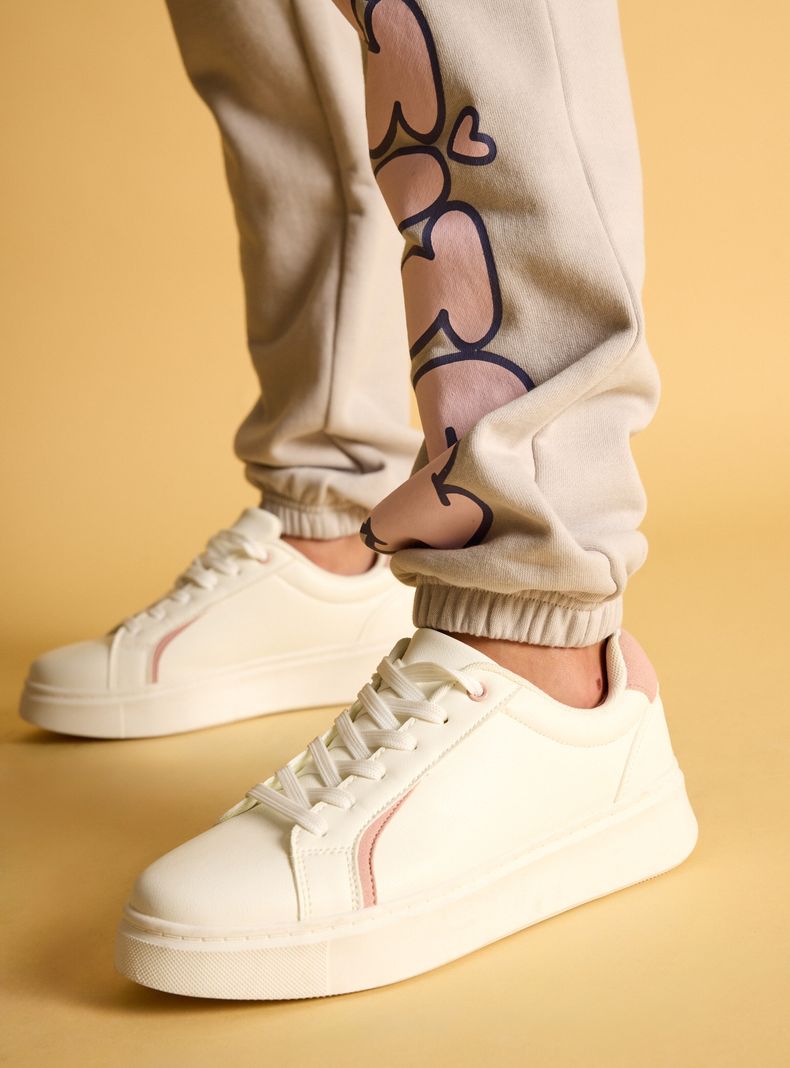 Buzo Jogger con Focal Print en Una Pierna-4