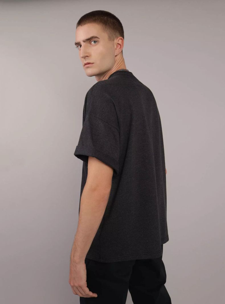 Polera AE Extragrande con Gráfico y Logo-1
