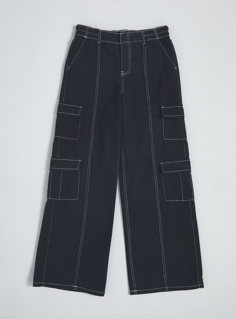 Pantalón Tipo Cargo con Costuras en Contraste