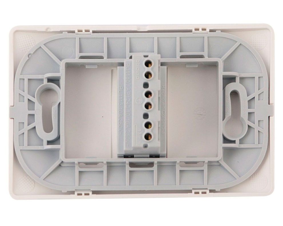 Enchufe armado 10A 250V 2P+T blanco Bticino-1