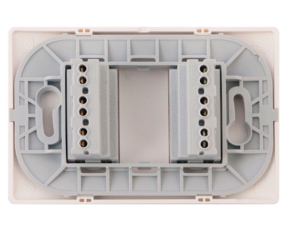 Enchufe armado 10/16A 2P+T/2P+T bipaso blanco Bticino-1