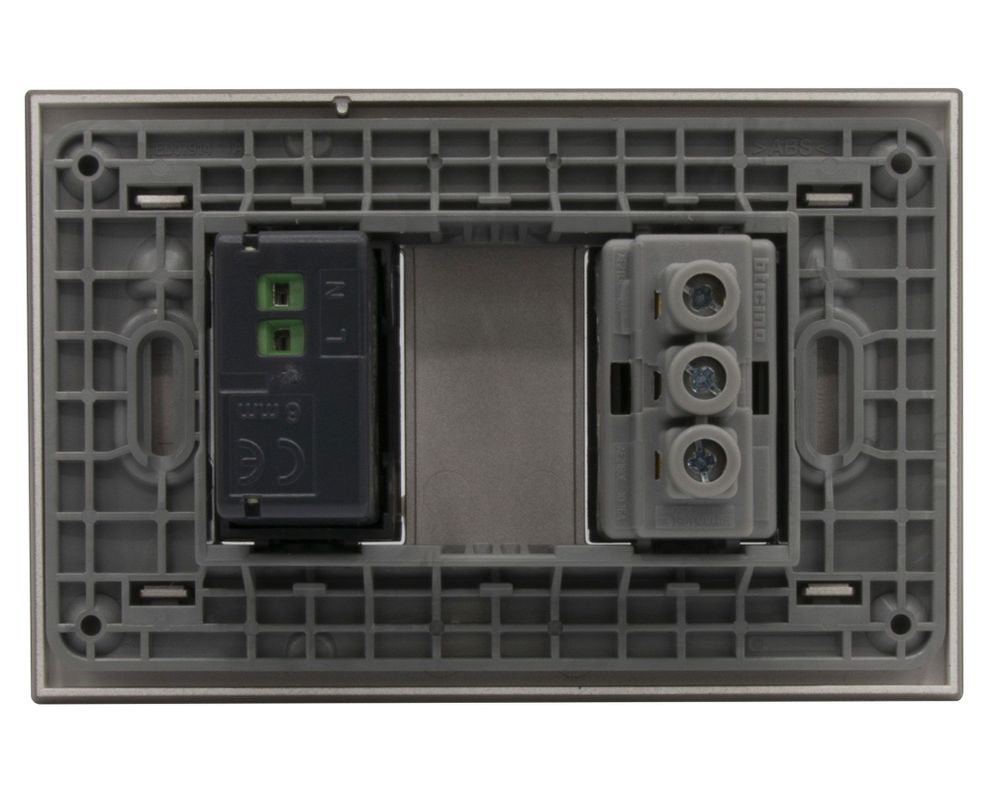 Placa armada tomacorriente 10A 2P+T + USB 10A Nóbile terra Bticino-1