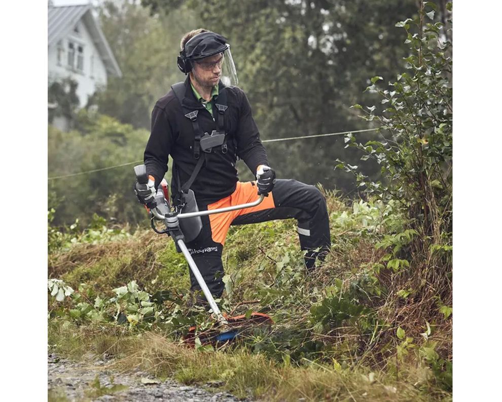 Desbrozadora combustión 32.6 cc 1.2 HP 43 cm 131R Husqvarna.-2