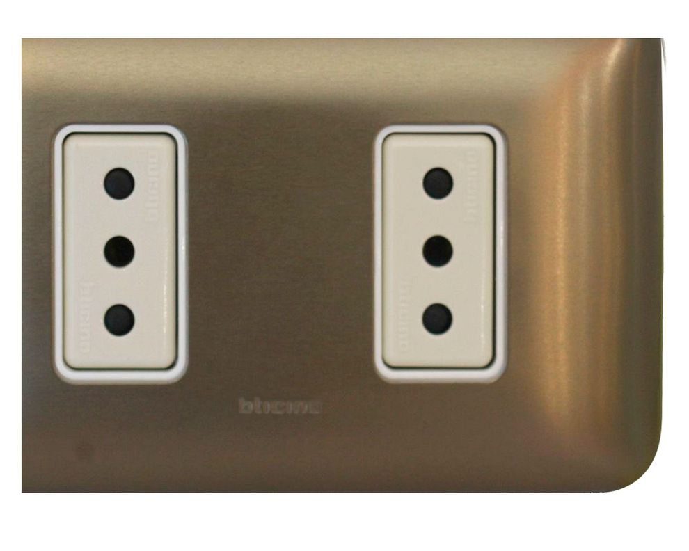 Toma doble 2 p+t 10 a nea  titanio armada Bticino-1