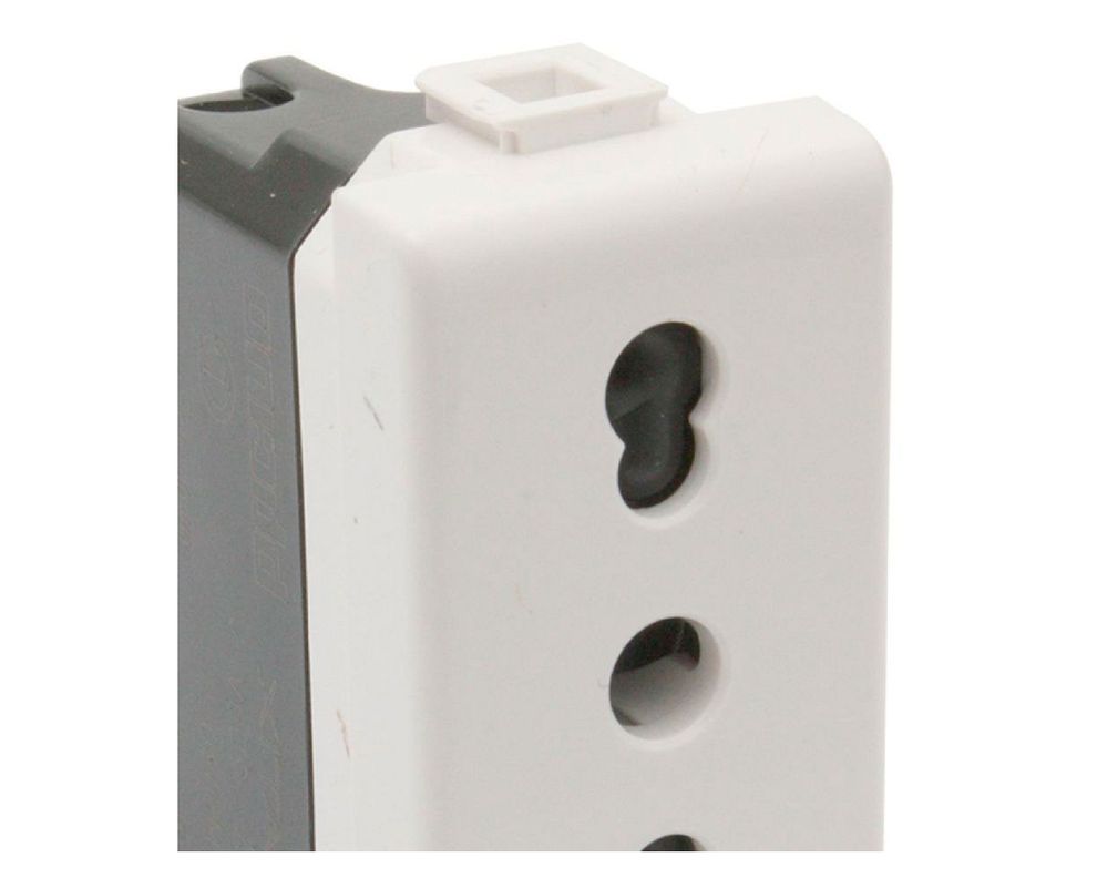 Modulo enchufe hembra 10/16 a 2 p+t blanco matix Bticino-1