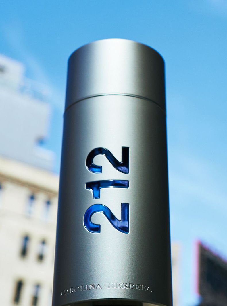 Perfume Carolina Herrera 212 Hombre EDT 50 ml-4