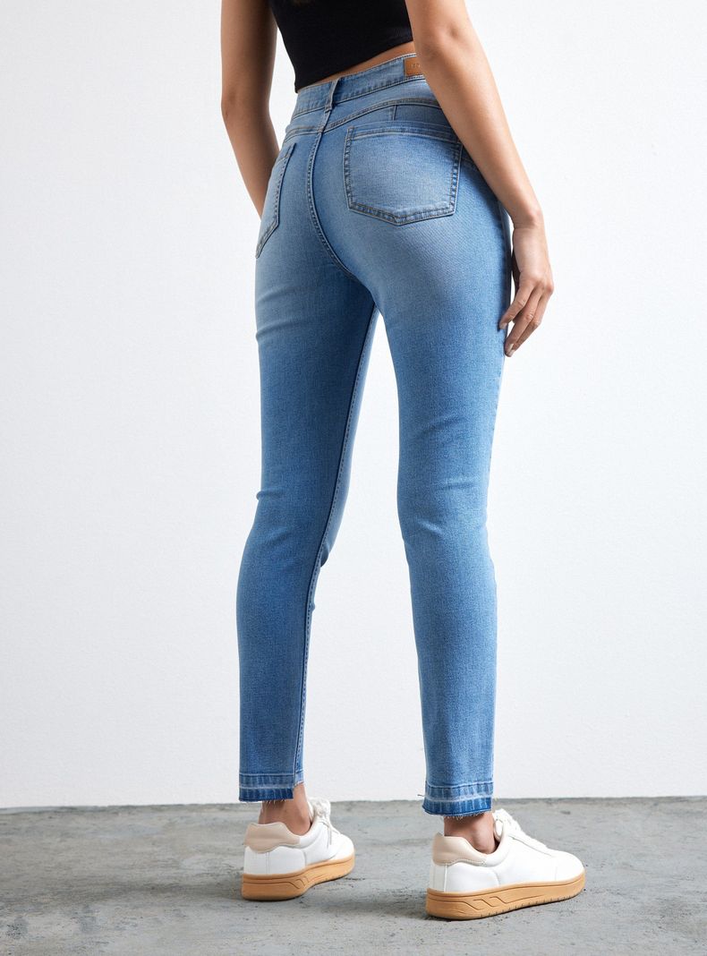 Jeans Push Up Repreve 5 Bolsillos Detalle en Basta-1