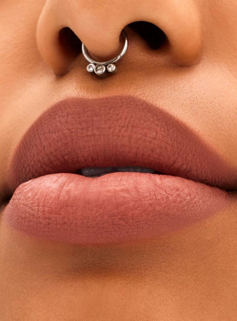 Labial M·A·C Locked Kiss Lipstick Mischief 1.8 g-3