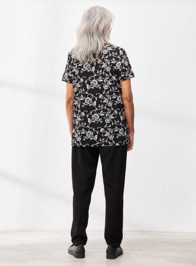 Polera Estampada con Placa Metálica en Escote-5