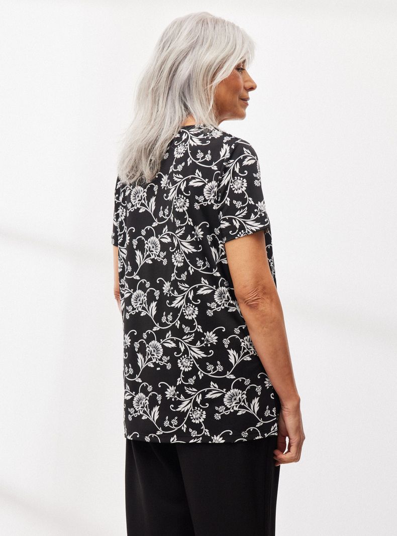 Polera Estampada con Placa Metálica en Escote-1