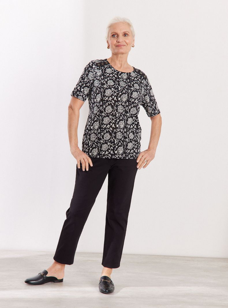 Polera Estampada con Botones Decorativos en Hombros-4