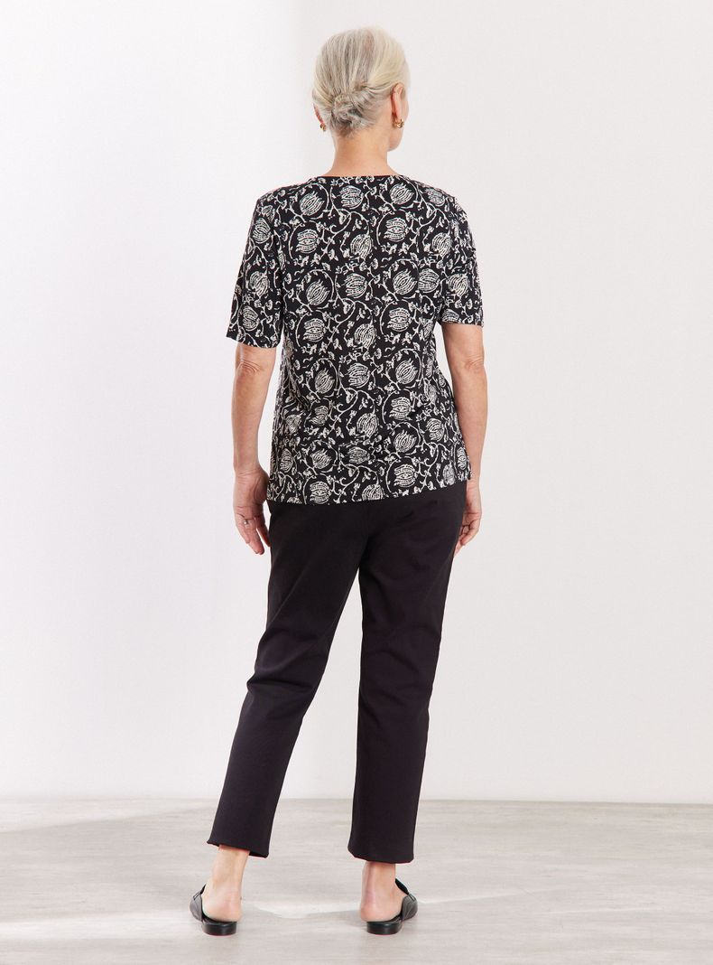 Polera Estampada con Botones Decorativos en Hombros-5